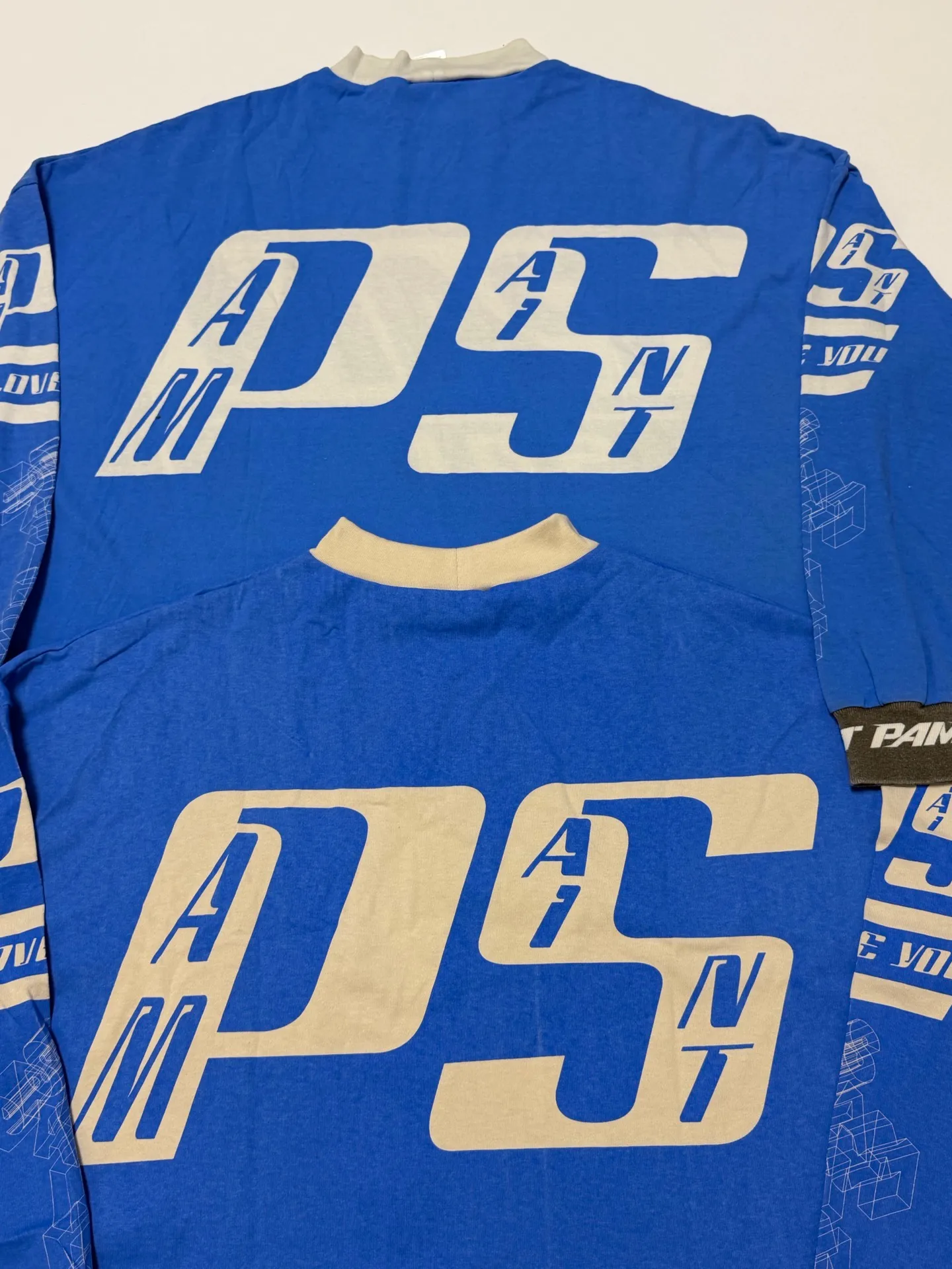 Pre-production paneling (the fabric is temporarily cut and the color is yellowish. The color of the bulk product may be modified) SAINT Mxxxxxx × P.A.M. PAM_LS TEE/SAINT PAM/BLU P.A.M. joint model blue PAM SAINT racing suit blue S-XL